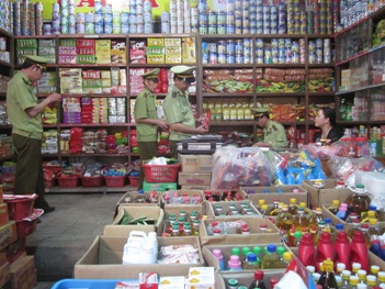 Đội Quản lý thị trường số 4 huyện Văn Yên kiểm tra các cơ sở kinh doanh thực phẩm. (Ảnh minh họa)

